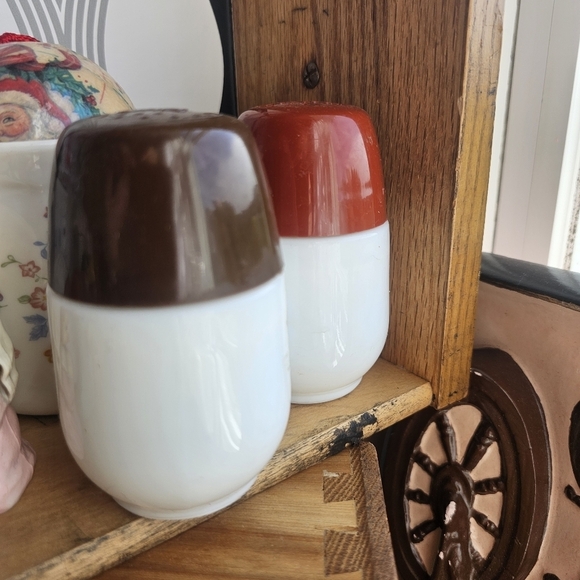 Vintage Gemco Salt and Pepper Shakers - Picture 4 of 5